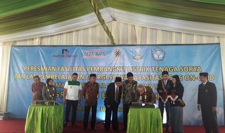 Menteri Pendidikan dan Kebudayaan (Mendikbud) Profesor Muhadjir Effendy meresmikan fasilitas pembangkit listrik tenaga surya di SMAN 8 Kota Malang, Selasa (30/1). 