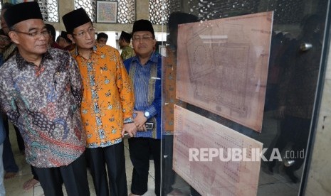 Menteri Pendidikan dan Kebudayaan Muhadjir Effendi (kiri), didampingi Imam Besar Masjid Istiqlal Nasaruddin Umar (kedua kiri) saat meninjau pameran seusai pembukaan Pameran di selasar utama Masjid Istiqlal, Jakarta, Rabu (22/2).