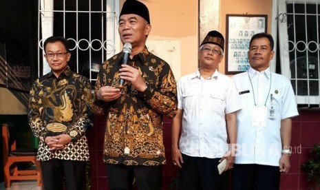 Menteri Pendidikan dan Kebudayaan Muhadjir Effendy bersama Kepala Dinas Pendidikan Kota Bogor Fahrudin melakukan tinjauan ke salah satu SD di Kota Bogor yang melangsungkan USBN, Kamis (3/5).