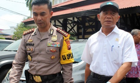 Menteri Pendidikan dan Kebudayaan Muhadjir Effendy (kanan) berjalan bersama Kapolresta Pontianak Kombes Pol Anwar Nasir usai menggelar rapat bersama sejumlah kepala sekolah dan aparat kepolisian untuk membahas kasus penganiayaan siswi SMP di Mapolresta Pontianak, Kalimantan Barat, Kamis (11/4/2019). 