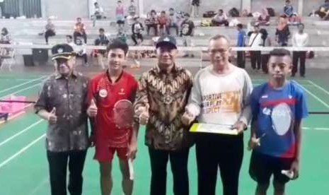 Menteri Pendidikan dan Kebudayaan, Muhadjir Effendy (kedua kiri) mengunjungi Olimpiade Olahraga Siswa Nasional (O2SN) di GOR Klebengan, Sleman, Yogyakarta.