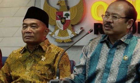 Menteri Pendidikan dan Kebudayaan, Muhadjir Effendy (Kiri) dan Ketua Ombudsman, Amzulian Rifai (Kanan) 