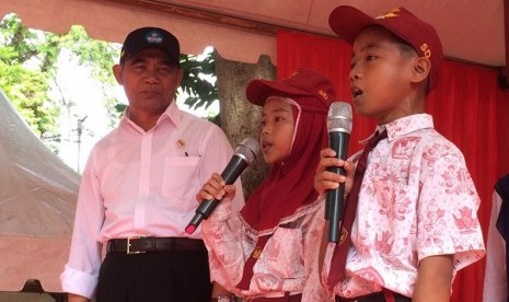 Menteri Pendidikan dan Kebudayaan, Muhadjir Effendy melakukan tes hafalan UUD 1945 kepada siswa-siswi SD Impres, Barrang Lompo, Sulawesi Selatan, Rabu (16/11).