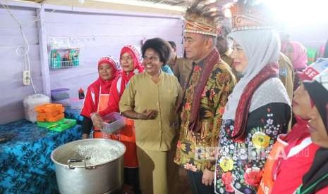 Menteri Pendidikan dan Kebudayaan Muhadjir Effendy menghadiri pencanangan Program Gizi Anak Sehat (Progas) di SD 1 Inpres Distrik Aimas, Kabupaten Sorong, Papua Barat. 