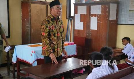 Menteri Pendidikan dan Kebudayaan Muhadjir Effendy menghadiri pencanangan Program Gizi Anak Sehat (Progas) di SD 1 Inpres Distrik Aimas, Kabupaten Sorong, Papua Barat. 