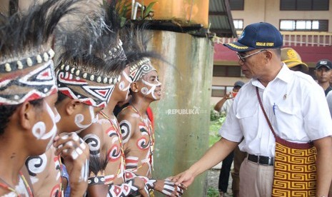 Menteri Pendidikan dan Kebudayaan Muhadjir Effendy menyalami siswa SMP St. Bernardus ketika meninjau pelaksanaan ujian nasional di SMP St. Bernardus Timika, Mimika, Papua, Senin (23/4). 