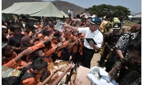 Menteri Pendidikan dan Kebudayaan Muhadjir Effendy menyalurkan bantuan Rp 101 miliar lebih untuk memulihkan kondisi pendidikan pascagempa di Pulau Sumbawa, Nusa Tenggara Barat (NTB), Jumat (12/10) kemarin.