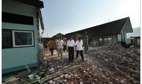 Menteri Pendidikan dan Kebudayaan Muhadjir Effendy menyalurkan bantuan Rp 101 miliar lebih untuk memulihkan kondisi pendidikan pascagempa di Pulau Sumbawa, Nusa Tenggara Barat (NTB), Jumat (12/10) kemarin.