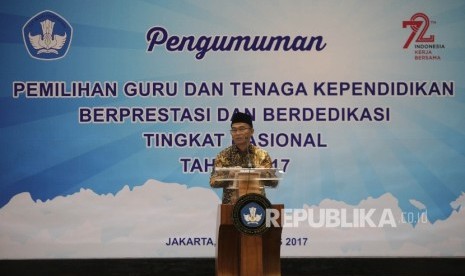 Menteri Pendidikan dan Kebudayaan Muhadjir Effendy menyampaikan pidato sambutannya jelang memberikan penghargaan kepada Sejumlah Guru dan tenaga kependidikan (GTK) di Kantor Kemendikbud, Jakarta, Sabtu (19/8).