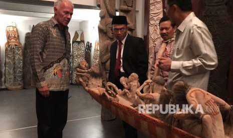 Menteri Pendidikan dan Kebudayaan Muhadjir Effendy (peci hitam) berkunjung ke Rumah Budaya Indonesia di Gelnhausen, Frankfurt, Jerman. Pembangunan Rumah Budaya itu digagas oleh pengusaha asal Jerman Werner F Weiglein bersama isterinya Claudia Wiglein.