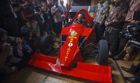 Menteri Pendidikan dan Kebudayaan Muhadjir Effendy (tengah) mencoba mobil Formula Hybrid di SMK Muhammadiyah 1 Imogiri, Bantul, DI Yogyakarta, Rabu (10/8).