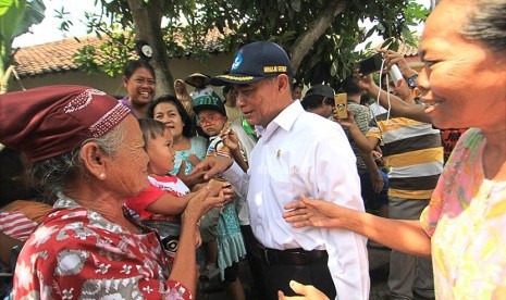 Menteri Pendidikan dan Kebudayaan Muhadjir Effendy (tengah) mengunjungi keluarga korban bangunan ambruk yang menimpa sanggar seni Hidayat Jati, di Gegesik, Cirebon, Jawa Barat, Rabu (18/4). 