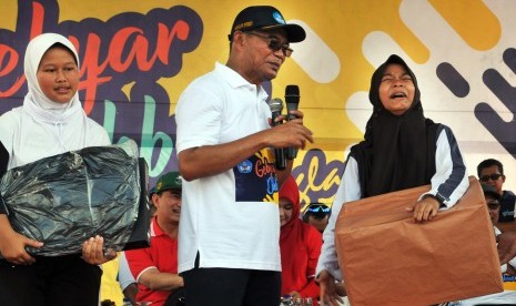 Mendikbud Road Show Pendidikan: Menteri Pendidikan dan Kebudayaan Muhadjir Effendy (tengah) mewawancarai siswa penerima bantuan di Alun-alun Pandeglang, Pandeglang, Banten, Sabtu (23/2/2019). 