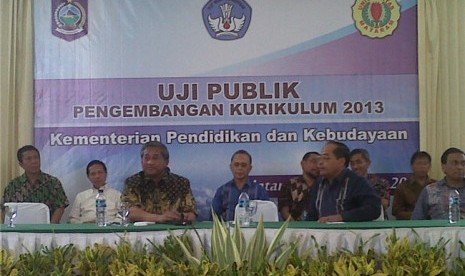  Menteri Pendidikan dan Kebudayaan, Muhammad Nuh (tiga kiri), menghadiri acara Uji Publik Pengembangan Kurikulum 2013 di Universitas Mataram, Nusa Tenggara Barat, Sabtu (8/12).