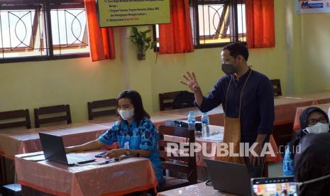 Menteri Pendidikan dan Kebudayaan Nadiem Makarim (berdiri) menyapa sejumlah siswa saat kegiatan pembelajaran daring oleh Calon Guru Penggerak (CGP) di SD Inpres 109 Kota Sorong, Papua Barat, Kamis (11/2/2021). Masih dalam kunjungan kerjanya, Mendikbud melakukan tatap muka dengan 15 Calon Guru Penggerak (CGP) dan melakukan sosialisasi terkait program Pegawai Pemerintah dengan Perjanjian Kontrak (P3K) bagi tenaga pendidik bukan PNS.