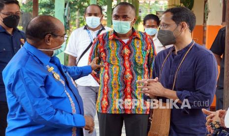 Menteri Pendidikan dan Kebudayaan Nadiem Makarim (kanan) berbincang dengan Wali Kota Sorong Lambertus Jitmau (kiri) di SD Inpres 109 Kota Sorong, Papua Barat, Kamis (11/2/2021). Masih dalam kunjungan kerjanya, Mendikbud melakukan tatap muka dengan 15 Calon Guru Penggerak (CGP) dan melakukan sosialisasi terkait program Pegawai Pemerintah dengan Perjanjian Kontrak (P3K) bagi tenaga pendidik bukan PNS. 