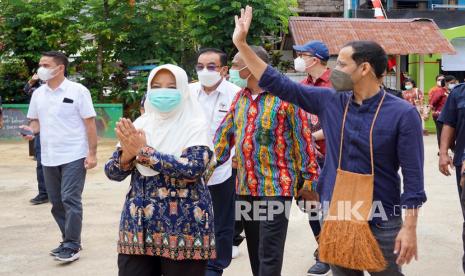 Menteri Pendidikan dan Kebudayaan Nadiem Makarim (kanan) menyapa tenaga pendidik di SD Inpres 109 Kota Sorong, Papua Barat, Kamis (11/2/2021). Masih dalam kunjungan kerjanya, Mendikbud melakukan tatap muka dengan 15 Calon Guru Penggerak (CGP) dan melakukan sosialisasi terkait program Pegawai Pemerintah dengan Perjanjian Kontrak (P3K) bagi tenaga pendidik bukan PNS.