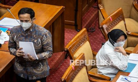 Menteri Pendidikan dan Kebudayaan Nadiem Makarim (kiri) bersama Menteri Sosial Tri Rismaharini (kanan).