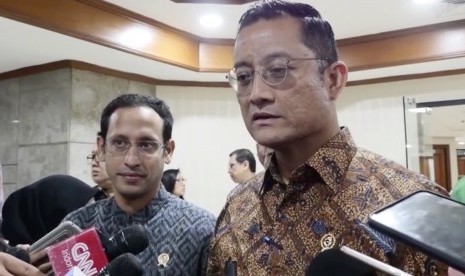 Menteri Pendidikan dan Kebudayaan, Nadiem Makarim (Kiri) dan Menteri Sosial, Juliari Batubara (Kanan)