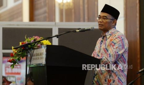 Menteri Pendidikan dan Kebudayaan RI Muhadjir Effendy berpidato saat pembukaan Indonesia International Book Fair (IIBF) 2016 di JCC, Jakarta, Rabu (28/9). 