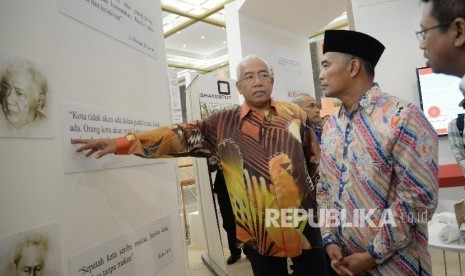 Menteri Pendidikan dan Kebudayaan RI Muhadjir Effendy (kanan), dan Menteri Pendidikan Malaysia Dato’ Seri DiRaja Mahdzir Bin Khalid (kiri) meninjau stand pameran buku Malaysia seusai pembukaan Indonesia International Book Fair (IIBF) 2016 di JCC, Jakarta, 