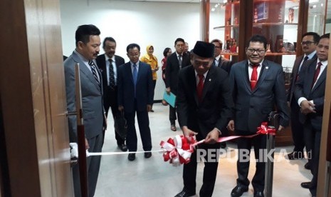 Menteri Pendidikan dan Kebudayaan RI, Muhadjir Effendy (kanan) dan Dubes RI untuk Malaysia, Rusdi Kirana (kiri) saat meresmikan Pusat Kegiatan Belajar Mengajar (PKBM) di Kantor KBRI Kuala Lumpur, Malaysia, Kamis (1/3). 