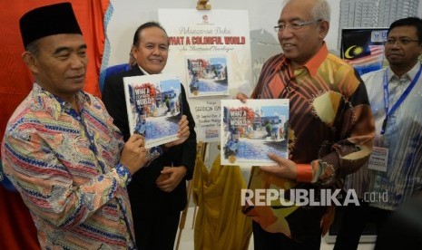 Menteri Pendidikan dan Kebudayaan RI Muhadjir Effendy (kiri), dan Menteri Pendidikan Malaysia Dato’ Seri DiRaja Mahdzir Bin Khalid (kedua kanan) meninjau stand pameran buku Malaysia seusai pembukaan Indonesia International Book Fair (IIBF) 2016 di JCC, Jak