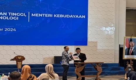 Menteri Pendidikan Dasar dan Menengah (Mendikdasmen) Abdul Mu'ti saat setijab dengan Nadiem Makarim, di Jakarta, Senin (21/10/2024).