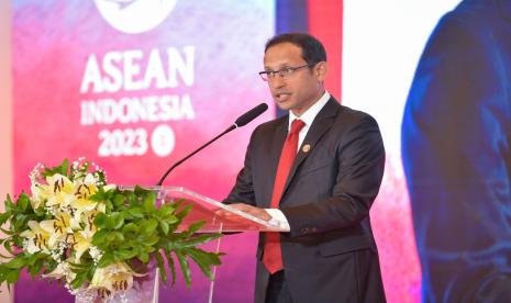 Menteri Pendidikan, Kebudayaan, Riset, dan Teknologi Indonesia Nadiem Anwar Makarim, memimpin pertemuan meja bundar Perhimpunan Menteri Negara-negara Asia Tenggara (ASEAN) tentang Layanan dan Pendidikan Anak Usia Dini (PAUD) pada South East Asia Policy Dialogue on Early Childhood Care and Education (SEA PD on ECCE).