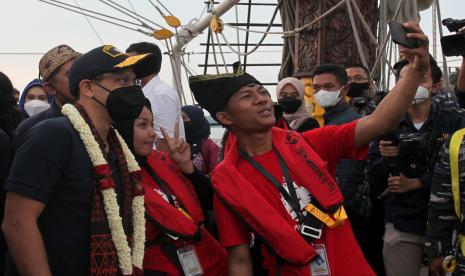 Menteri Pendidikan, Kebudayaan, Riset dan Teknologi (Mendikbudristek) Nadiem Anwar Makarim (kiri) berfoto bersama dengan peserta Muhibah Budaya Jalur Rempah saat pemberangkatan KRI Dewaruci yang membawa peserta Muhibah Budaya Jalur Rempah di Koarmada II, Surabaya, Jawa Timur, Rabu (1/6/2022). Pelayaran Muhibah Budaya Jalur Rempah yang diselenggarakan Kemendikbudristek bekerja sama dengan TNI Angkatan Laut, Pemerintah Daerah serta berbagai komunitas budaya itu bertujuan agar generasi muda mengenal narasi sejarah peradaban rempah, yang telah melahirkan keragaman budaya bangsa Indonesia.