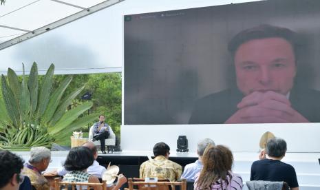 Menteri Pendidikan, Kebudayaan, Riset, dan Teknologi (Mendikbudristek), Nadiem Anwar Makarim, dan CEO Tesla Motors, Elon Musk, berdialog dengan 400 mahasiswa se-Indonesia dalam acara Intergenerational Dialogue for Our Emerging Future. Elon Musk hadir langsung dalam kegiatan itu secara virtual. 