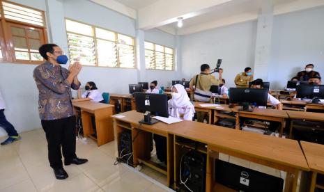 Menteri Pendidikan, Kebudayaan, Riset dan Teknologi (Mendikbudristek), Nadiem Makarim, didampingi Wali Kota Solo, Gibran Rakabuming Raka, saat meninjau pelaksanaan pembelajaran tatap muka (PTM) di SMP Negeri 1 Solo, Senin (13/9)Nadiem Makarim, mengatakan, peserta tes Aparatur Sipil Negara (ASN) Pegawai Pemerintah dengan Perjanjian Kerja (PPPK) mendapatkan tiga kali kesempatan untuk mengikuti tes. Para guru honorer yang belum lulus tes, kata dia, bisa menggunakan program Guru Belajar dan Guru Berbagi untuk mempersiapkan diri.