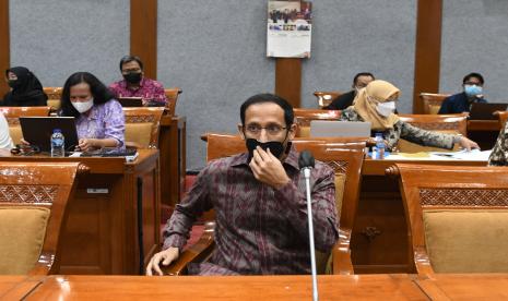 Menteri Pendidikan, Kebudayaan, Riset, dan Teknologi (Mendikbudristek) Nadiem Makarim (tengah)