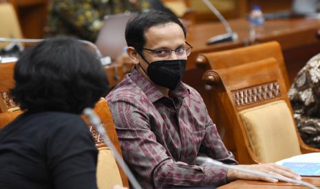 Menteri Pendidikan, Kebudayaan, Riset, dan Teknologi (Mendikbudristek) Nadiem Makarim (kanan)