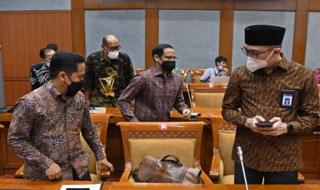 Menteri Pendidikan, Kebudayaan, Riset, dan Teknologi (Mendikbudristek) Nadiem Makarim (tengah) bersiap mengikuti rapat kerja bersama Komisi X DPR di kompleks Parlemen, Senayan, Jakarta, Kamis (8/9/2022). Rapat tersebut membahas Rencana Kerja dan Anggaran Kementerian Negara/Lembaga (RKAKL) 2023 di Kemendikbudristek.