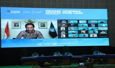 Menteri Pendidikan, Kebudayaan, Riset dan Teknologi (Mendikbudristek) RI, Nadiem Makarim, memberikan pengantar di acara Grand Opening (GO) dan Expo UKM dalam rangka penyambutan mahasiswa baru Universitas Muhammadiyah Surakarta (UMS) tahun ajaran 2021/2022 secara daring pada Senin (23/8). 