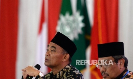 Menteri Pendidikan Muhadjir Effendy (kiri)