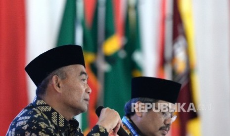 Menteri Pendidikan Muhadjir Effendy memberikan paparan saat Sidang Tanwir Muhammadiyah di Islamic Center Ambon, Maluku, Jumat (24/2)Menteri Pendidikan Muhadjir Effendy (kiri) bersama Rektor UHAMKA Suyatno menjadi pembicara saat Sidang Tanwir Muhammadiyah d