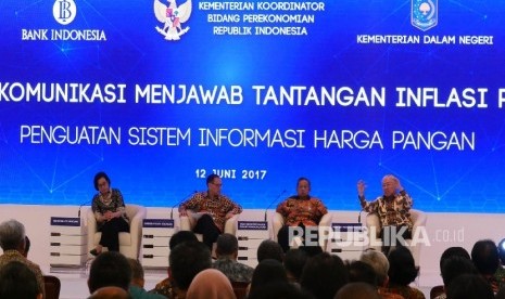 Menteri Perdaganan Enggartiasto Lukita (kanan) didampingi Menteri Keuangan Sri Mulyani Indrawati, Gubernur Bank Indonesia Agus DW Martowardojo dan Menteri Koordinator Bidang Perekonomian Indonesia Darmin Nasution (kiri-kanan) menjawab pertanyaan wartawan usai acara peresmian Pusat Informasi Harga Pangan Strategis Nasional (PIHPS Nasional) di Jakarta, Senin (12/6). 