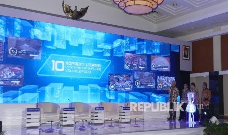 Menteri Perdaganan Enggartiasto Lukita, Menteri Keuangan Sri Mulyani Indrawati, Gubernur Bank Indonesia Agus DW Martowardojo dan Menteri Koordinator Bidang Perekonomian Indonesia Darmin Nasution (kiri-kanan) menyaksikan tampilan dari Pusat Informasi Harga Pangan Strategis Nasional (PIHPS Nasional) pada peluncurannya di Jakarta, Senin (12/6). 