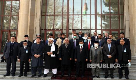 Menteri Perdagangan Afghanistan Nisar Ahmad Ghoryani menyambut kedatangan Wakil Presiden RI ke-10 & 12 Jusuf Kalla sebelum melakukan pertemuan terbatas di Char Chinar Palace Kompleks Istana Kepresidenan Republika Islam Afghanistan, kamis 24/12/2020 pagi waktu kabul.