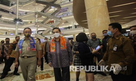 Menteri Perdagangan Agus Suparmanto (kedua kiri depan) didampingi Gubernur DKI Jakarta Anies Baswedan (kiri depan) saat meninjau Mall Kota Kasablanka, Jakarta, Selasa (16/6/2020). Menteri Perdagangan menyatakan, tujuan dibukanya kembali pusat perbelanjaan, agar sektor ekonomi tidak makin terpuruk, pemerintah bersinergi dengan lembaga terkait untuk membuka kembali aktivitas perdagangan salah satunya di pusat perbelanjaan dan menerapkan berbagai protokol kesehatan dalam masa Pembatasan Sosial Berskala Besar (PSBB) transisi utuk memutus mata rantai penyebaran COVID-19.