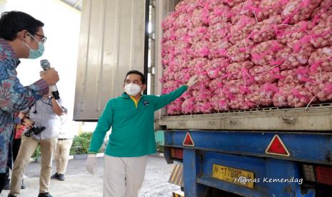 Menteri Perdagangan Agus Suparmanto melakukan kunjungan sekaligus melakukan sidak pemantauan ketersediaan stok bahan pokok ke Pasar Induk Beras Cipinang (PIBC) dan PT Food Station Tjipinang Jaya di Jakarta, pada Kamis, (16/4).