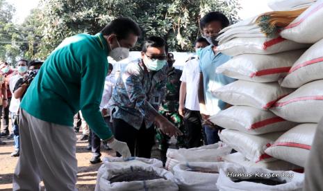 Menteri Perdagangan Agus Suparmanto melakukan kunjungan sekaligus melakukan sidak pemantauan ketersediaan stok bahan pokok ke Pasar Induk Beras Cipinang (PIBC) dan PT Food Station Tjipinang Jaya di Jakarta, pada Kamis, (16/4).