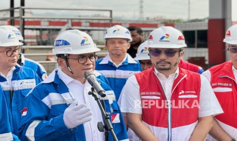 Menteri Perdagangan Budi Santoso didampingi oleh Direktur Pemasaran Regional Pertamina Patra Niaga Mars Ega Legowo Putra meninjau Stasiun Pengisian Bulk Elpiji (SPBE) di Padalarang, Bandung Barat, pada Senin (23/12).