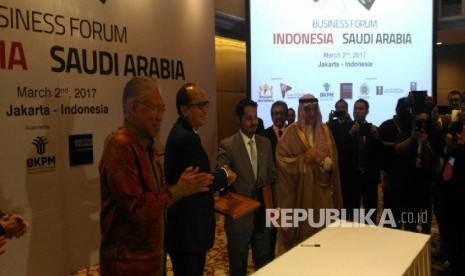 Menteri Perdagangan, Enggar Lukita, Ketua Kamar Dagang Indonesia (Kadin) Rosan P Roeslani menandatangani nota kesepahaman antara Kadin Indonesia dengan Kadin Saudi Arabia, Kamis (2/3) di Hotel Grand Hyatt Jakarta.