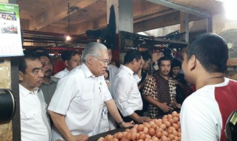 Menteri Perdagangan Enggartiasto dan Menteri Pertanian Amran Sulaiman melakukan pengecekan harga di pasar rawamangun, Jakarta, Kamis (13/4).