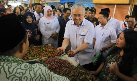 Menteri Perdagangan Enggartiasto Lukita berbincang dengan pedagang saat kunjungan di Pasar Blambangan, Banyuwangi, Jawa Timur, Selasa (20/6).