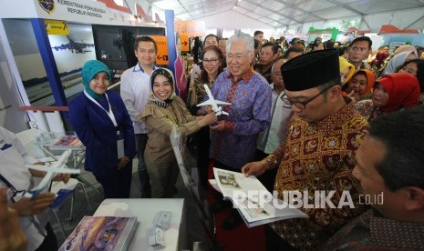 Menteri Perdagangan Enggartiasto Lukita bersama Gubernur Jawa Barat Ridwan Kamil (berpeci) meninjau pameran dalam rangka Hari Konsumen Nasional (Harkonas), di Gedung Sate, Kota Bandung, Selasa (19/3). 