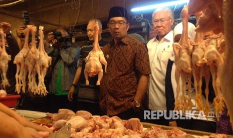 Menteri Perdagangan Enggartiasto Lukita bersama Wali Kota Bandung Ridwan Kamil memantau harga komoditas pangan di Pasar Kosambi, Kota Bandung, Jumat (5/5). 